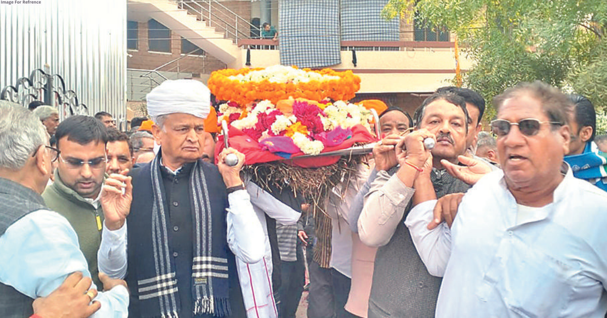 Ex-CM Gehlot, others join last rites of his sister